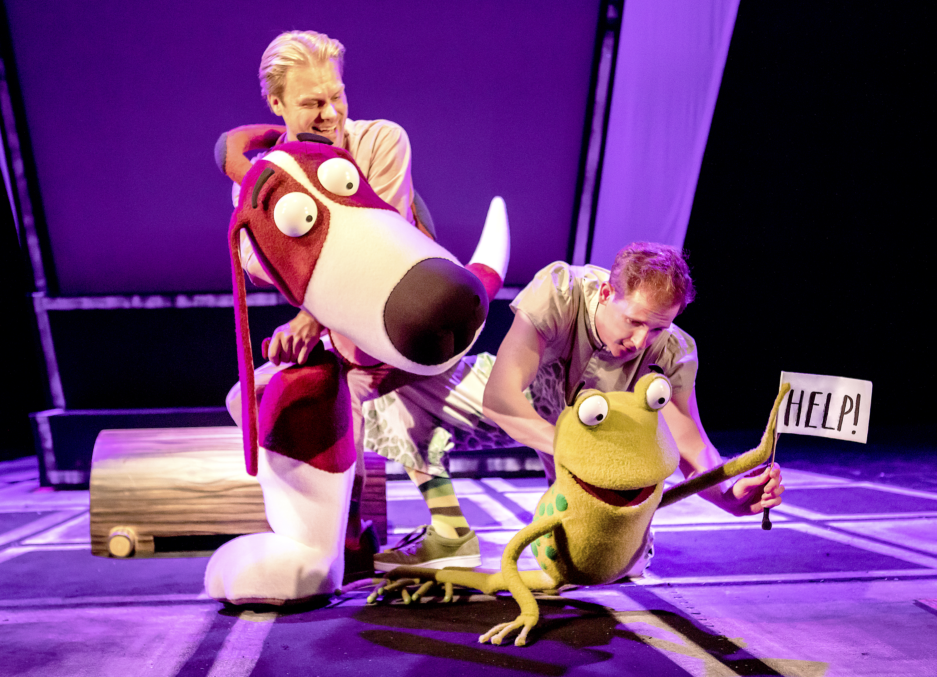 (L-R) Darren Seed as Dog and John Winchester as Frog in Oi Frog & Friends! (Pamela Raith Photography)
